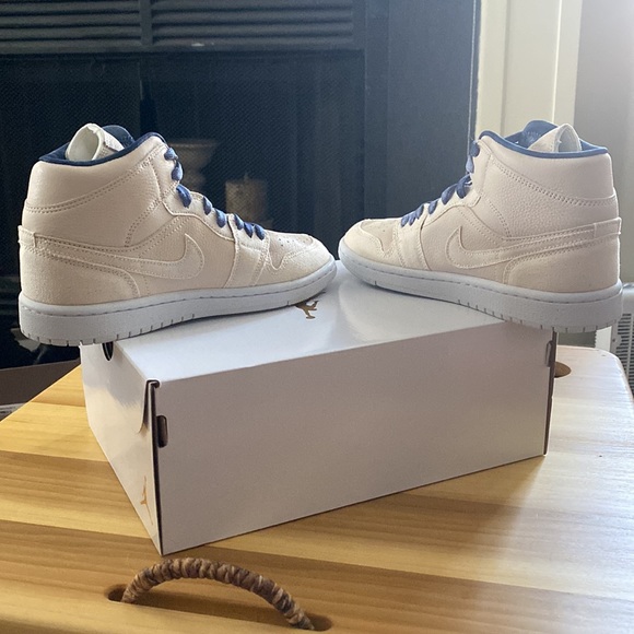 Jordan 1 Mid SE - Picture 6 of 8